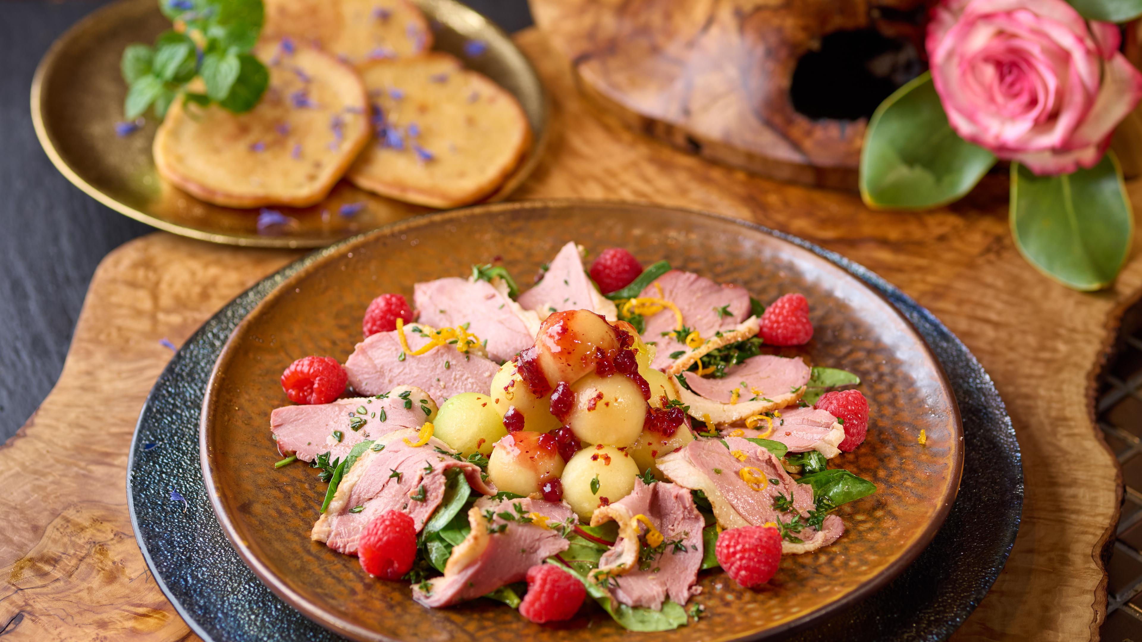 Entenbrust-Carpaccio in Thymian-Marinade mit Lavendel-Blinis