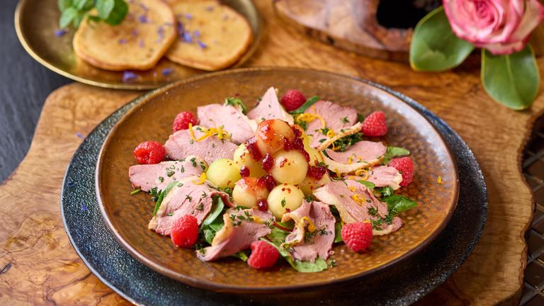 Entenbrust-Carpaccio in Thymian-Marinade mit Lavendel-Blinis
