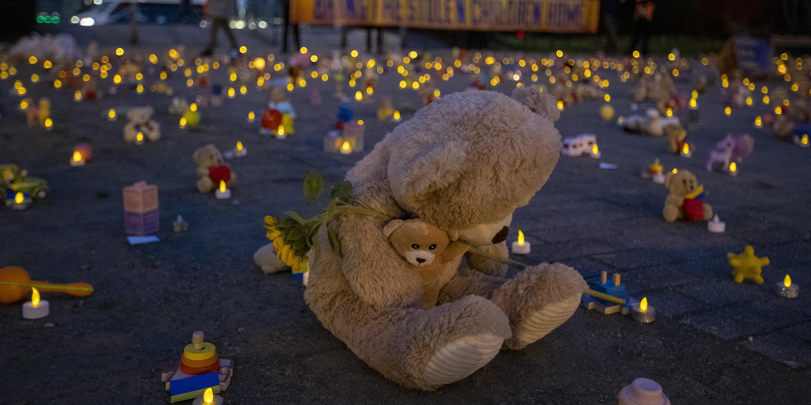 Tausende von Teddybären und Spielzeugen, die für die Tausenden von Kindern stehen, die nach dem Krieg in der Ukraine entführt wurden, am Rond-point Schuman in Brüssel am 23.02.2024.