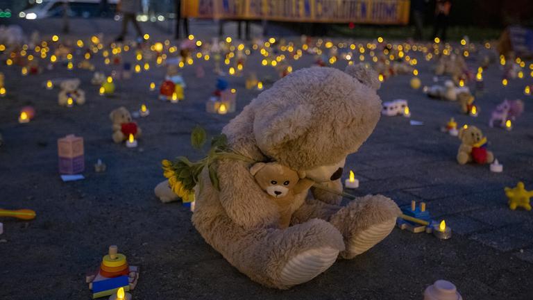 Tausende von Teddybären und Spielzeugen, die für die Tausenden von Kindern stehen, die nach dem Krieg in der Ukraine entführt wurden, am Rond-point Schuman in Brüssel am 23.02.2024.