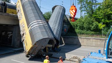 Bergungsarbeiten für zwei Waggons eines Güterzugs, die in der Nacht von einer Brücke etwa fünf Meter in die Tiefe gestürzt waren.