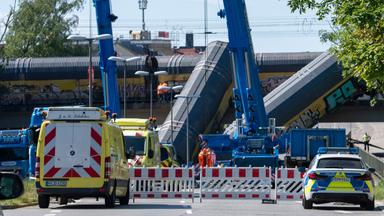 Bergungsarbeiten für zwei Waggons eines Güterzugs, die in der Nacht von einer Brücke etwa fünf Meter in die Tiefe gestürzt waren.