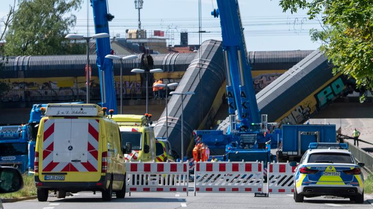 Bergungsarbeiten für zwei Waggons eines Güterzugs, die in der Nacht von einer Brücke etwa fünf Meter in die Tiefe gestürzt waren.