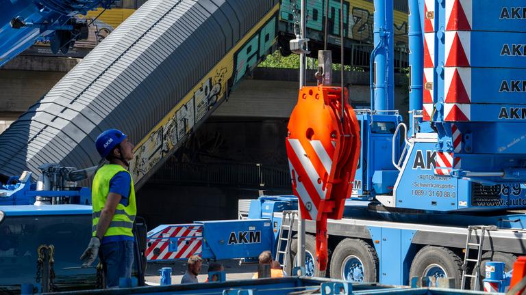 Bergungsarbeiten für zwei Waggons eines Güterzugs, die in der Nacht von einer Brücke etwa fünf Meter in die Tiefe gestürzt waren.