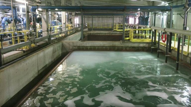 Ein Wasserbecken einer Entsalzungsanlage