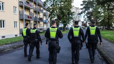 Nordrhein-Westfalen, Köln: Mitarbeiter des Ordnungsamtes gehen zur Kontrolle durch den Stadtteil Merheim.