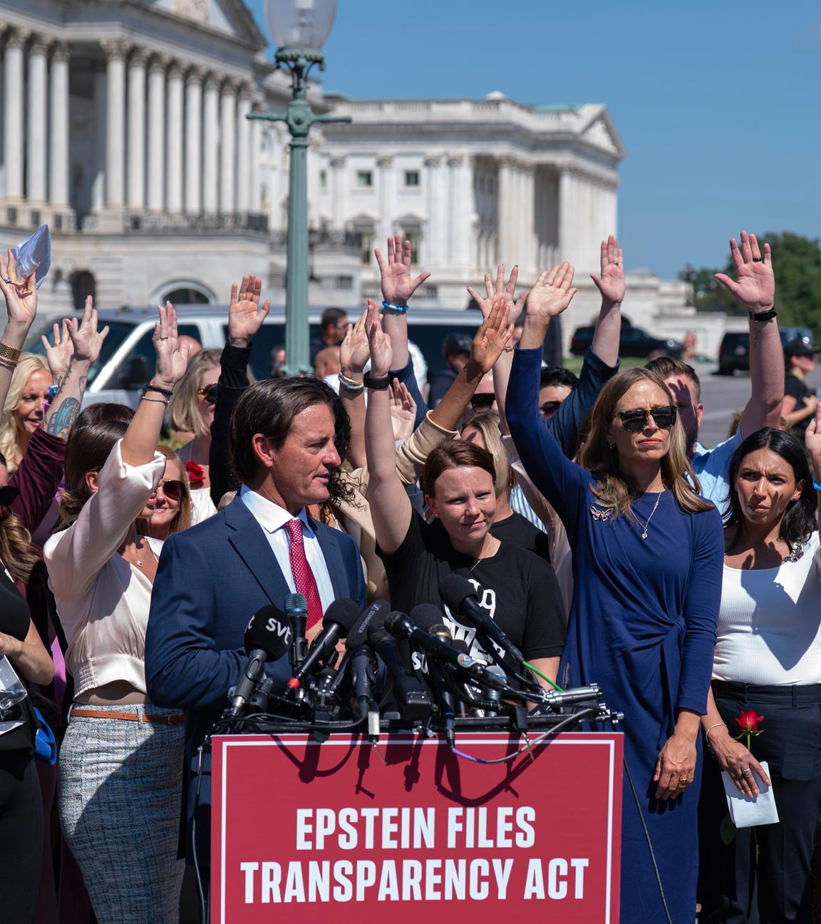 USA, Washington: Missbrauchsopfer von Millionär Epstein und seiner Komplizin Maxwell erheben ihre Hände, um den Kongress zur Freigabe der Epstein-Akten zu drängen, während sie an einer Pressekonferenz vor dem US-Kapitol teilnehmen.