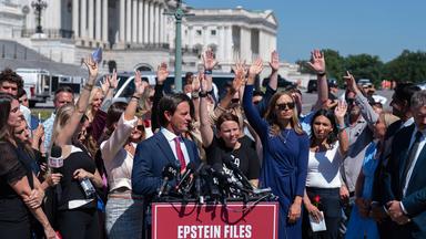 USA, Washington: Missbrauchsopfer von Millionär Epstein und seiner Komplizin Maxwell erheben ihre Hände, um den Kongress zur Freigabe der Epstein-Akten zu drängen, während sie an einer Pressekonferenz vor dem US-Kapitol teilnehmen.