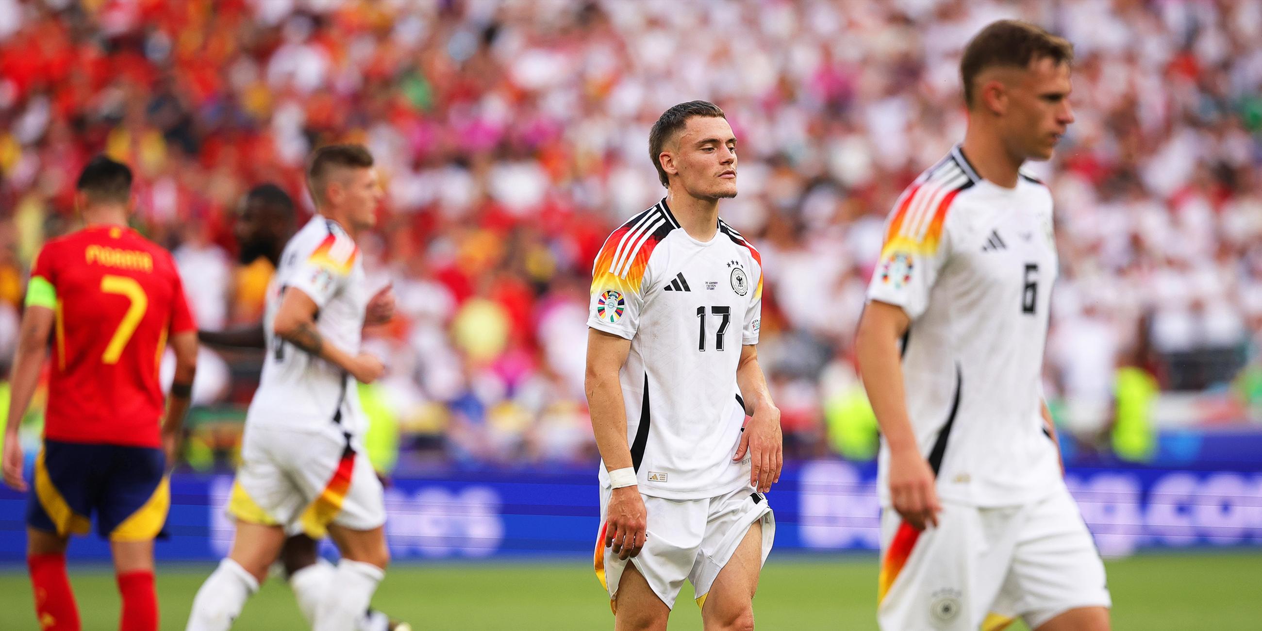  Deutschlands Florian Wirtz (M) reagiert neben Teamkollege Joshua Kimmich.