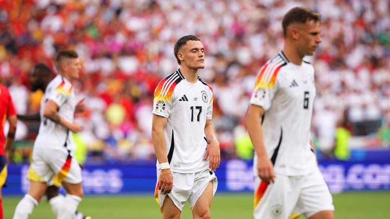  Deutschlands Florian Wirtz (M) reagiert neben Teamkollege Joshua Kimmich.