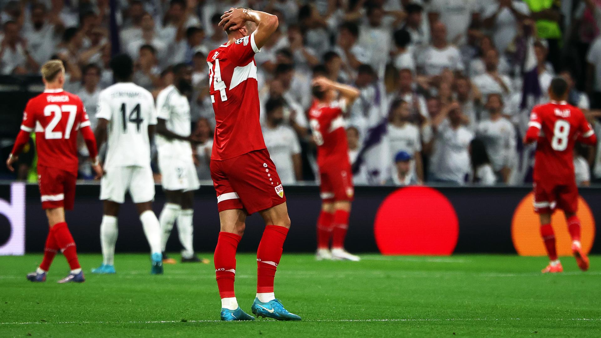 Stuttgarts Jeff Chabot (M) reagiert.