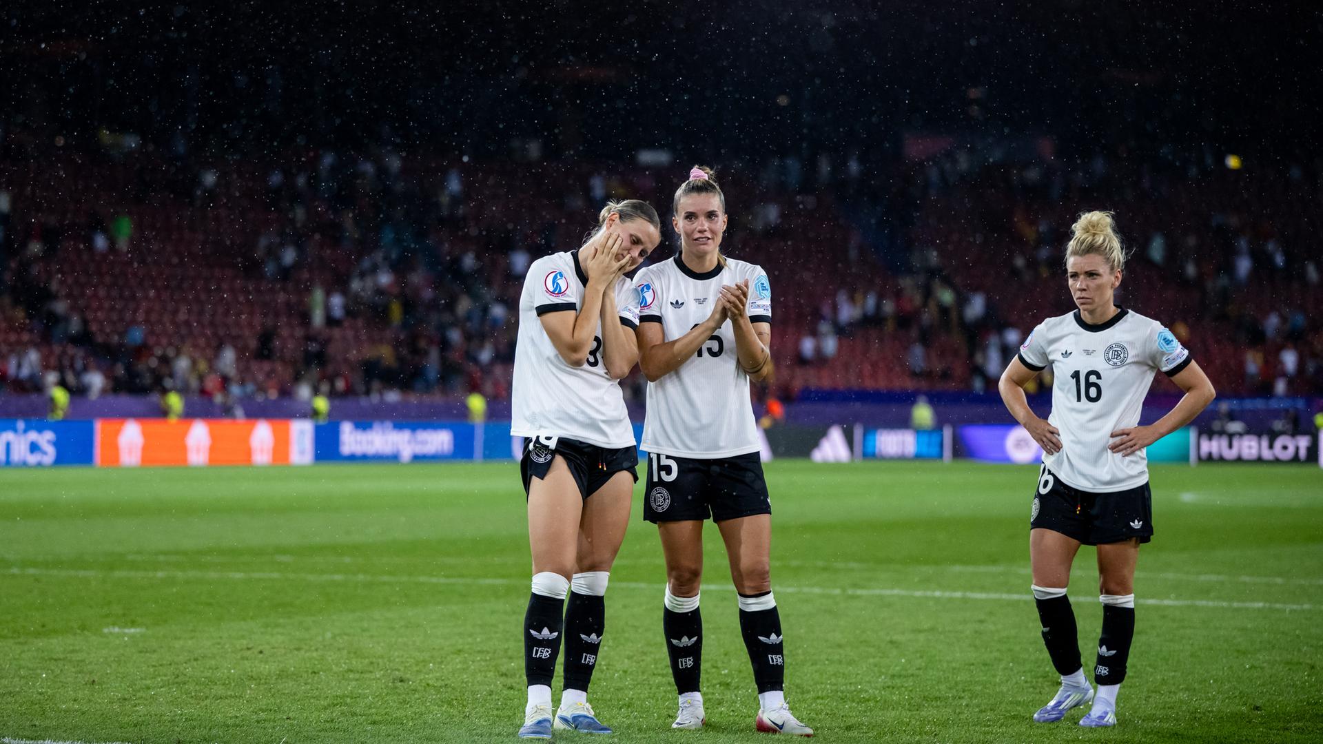 Klara Bühl (l.) und Selina Cerci zeigen sich enttäuscht nach der Niederlage