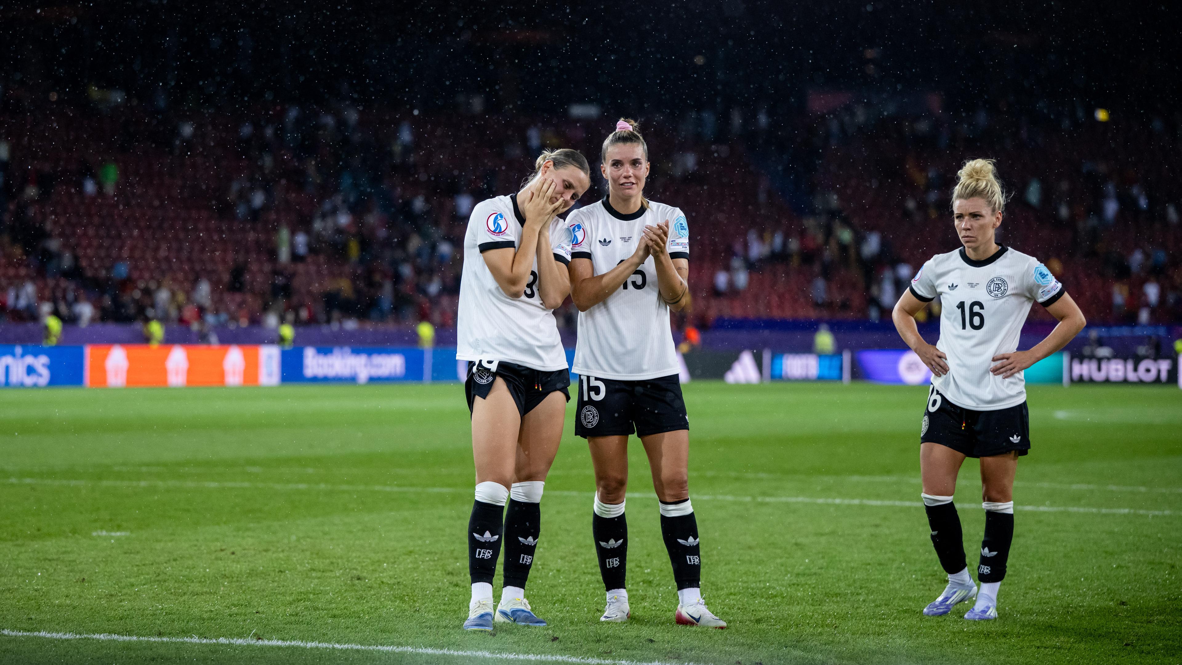 Klara Bühl (l.) und Selina Cerci zeigen sich enttäuscht nach der Niederlage