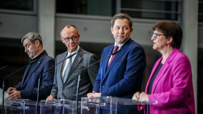 Markus Söder (l-r), Vorsitzender der CSU und Ministerpräsident von Bayern, Friedrich Merz, Kanzlerkandidat der Union, Fraktionsvorsitzender der Union und Bundesvorsitzender der CDU, Lars Klingbeil, Fraktionsvorsitzender der SPD und Bundesvorsitzender, und Saskia Esken, Parteivorsitzende der SPD, geben eine Pressekonferenz zu den Sondierungsgesprächen zwischen der Union und der SPD