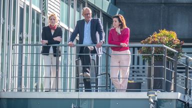 Berlin: Friedrich Merz (M), Unions Kanzlerkandidat und CDU Bundesvorsitzender, scherzt mit Karin Prien (CDU,l) und Dorothee Bär (CSU) während einer Pause bei den Sondierungsgesprächen von Union und SPD im Jakob Kaiser Haus im Bundestag wo die Koalitionsbildung nach der Bundestagswahl vorbereitet wird.