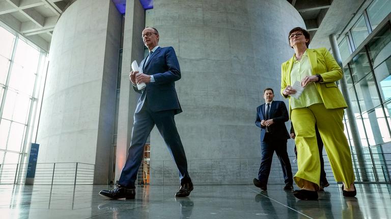 Friedrich Merz (l-r), Unions Kanzlerkandidat und CDU-Bundesvorsitzender, Lars Klingbeil, SPD-Fraktions- und Bundesvorsitzender, und Saskia Esken, SPD-Bundesvorsitzende, kommen zur Pressekonferenz nach den Sondierungsgesprächen von Union und SPD im Bundestag.