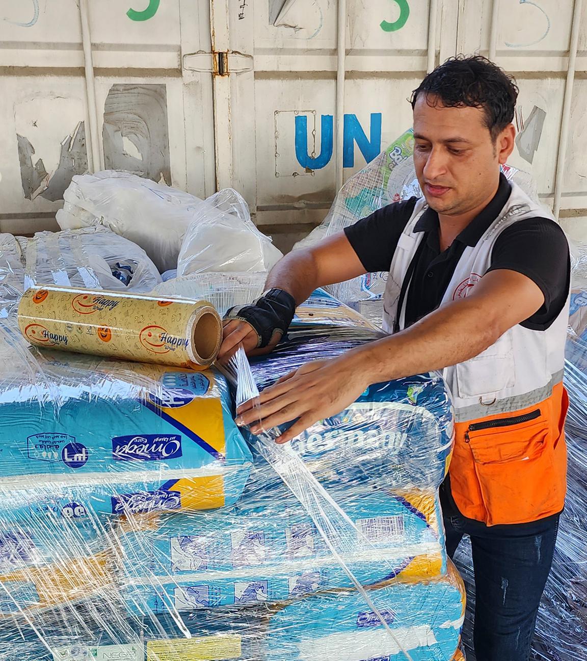 Mitarbeiter der UN und des Roten Halbmonds bereiten Verteilungen von Hilfsgütern an das UNRWA Hilfwerk in Deir Al-Balah in Gaza vor. (Archiv)