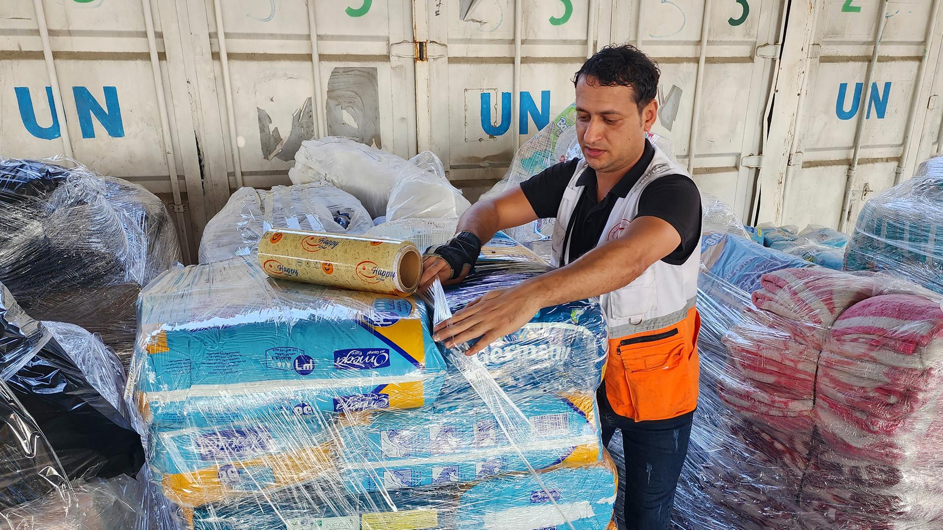 Mitarbeiter der UN und des Roten Halbmonds bereiten Verteilungen von Hilfsgütern an das UNRWA Hilfwerk in Deir Al-Balah in Gaza vor. (Archiv)