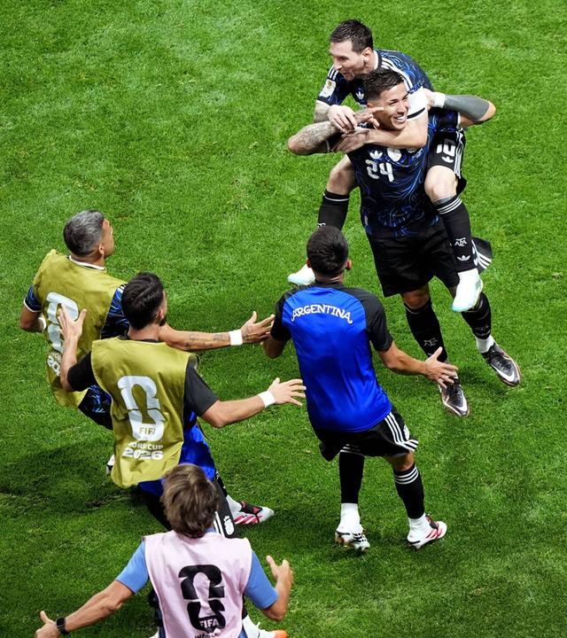 Der argentinische Nationalspieler Enzo Fernandez jubelt mit seinen Teamkollegen nach seinem Ausgleichstreffer zum 1:1