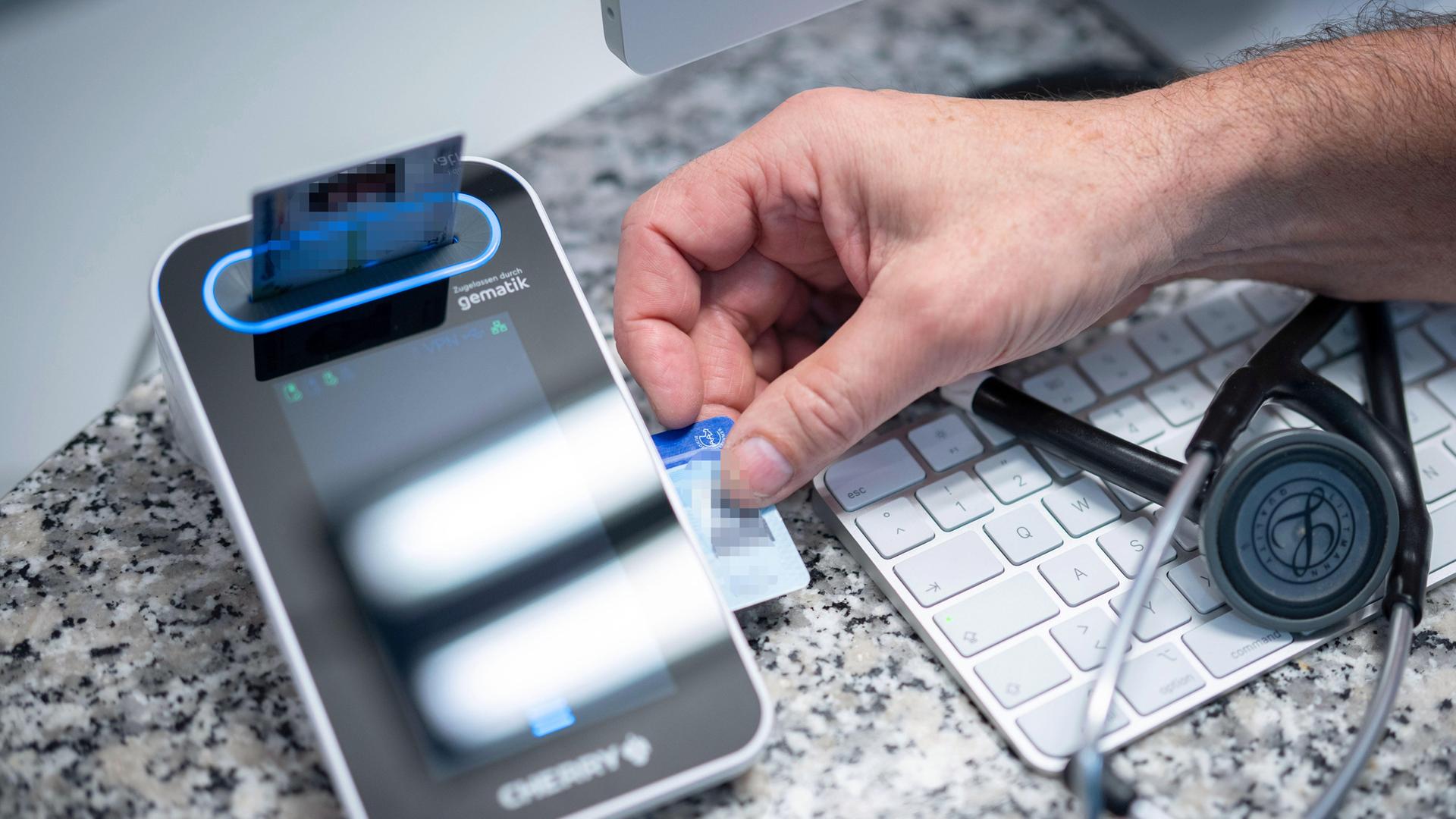 Lesegerät für die Elektronische Patientenakte (ePA) beim Hausarzt.