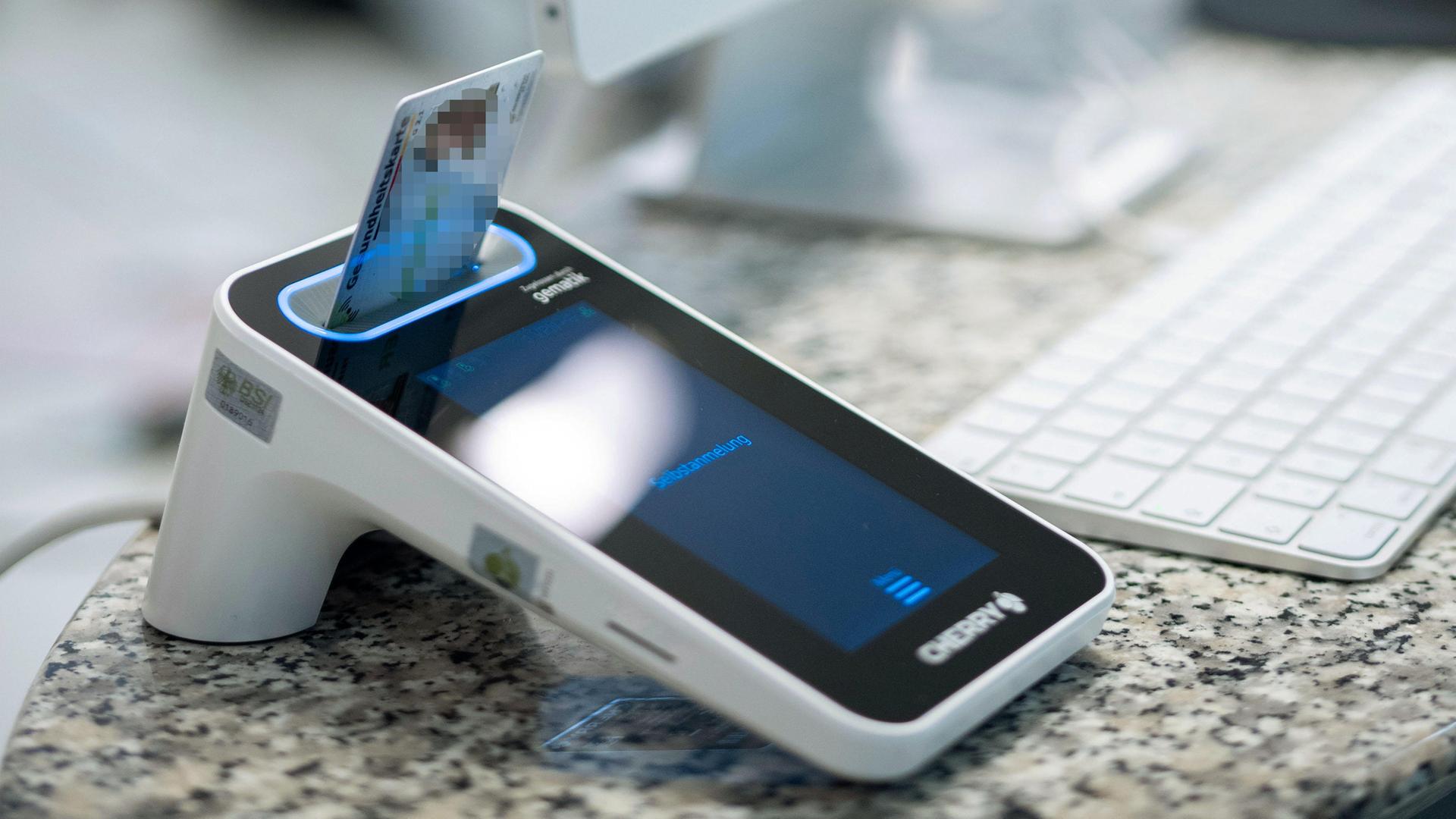 Lesegerät für die Elektronische Patientenakte (ePA) beim Hausarzt.