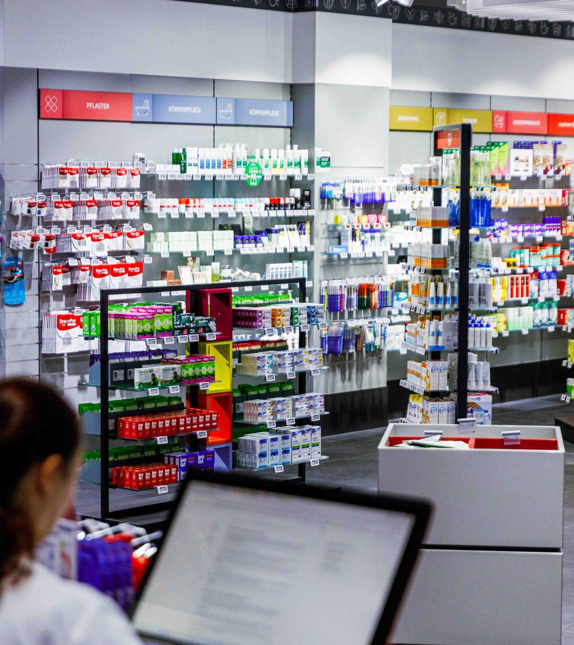 Eine Apothekerin steht am Monitor in der Kaufpark Apotheke in Ahrensfelde vor Regalen mit Medikamenten und Apothekenprodukten. Ab dem 1. Oktober 2025 wird die Nutzung der elektronischen Patientenakte (ePA) in Praxen, Kliniken und Apotheken verpflichtend.