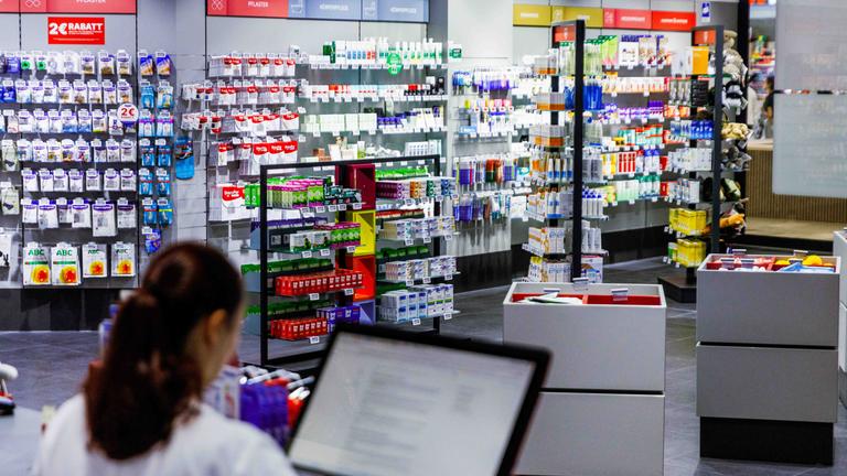 Eine Apothekerin steht am Monitor in der Kaufpark Apotheke in Ahrensfelde vor Regalen mit Medikamenten und Apothekenprodukten. Ab dem 1. Oktober 2025 wird die Nutzung der elektronischen Patientenakte (ePA) in Praxen, Kliniken und Apotheken verpflichtend.