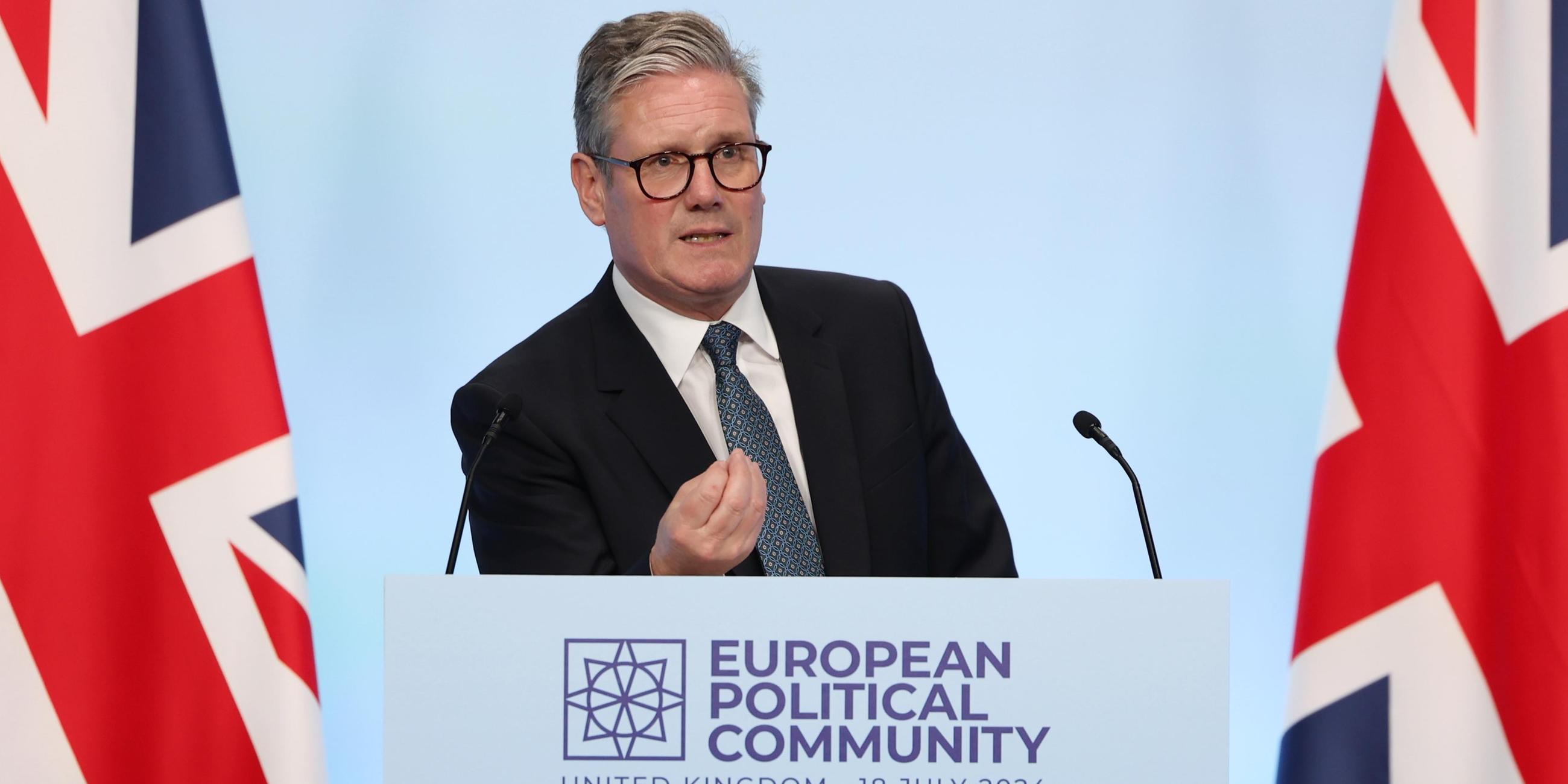 Der britische Premierminister Keir Starmer hält eine Rede.