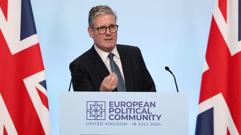 Der britische Premierminister Keir Starmer hält eine Rede.