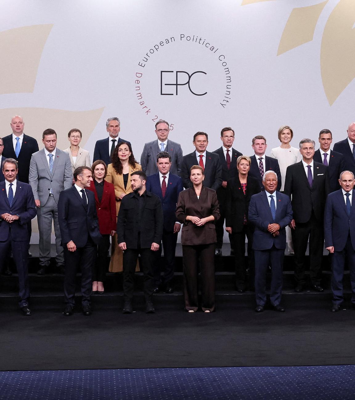 Europäische Staats- und Regierungschefs posieren am 2. Oktober 2025 im Bella Center in Kopenhagen für ein Gruppenfoto beim 7. Gipfel der Europäischen Politischen Gemeinschaft (EPG).