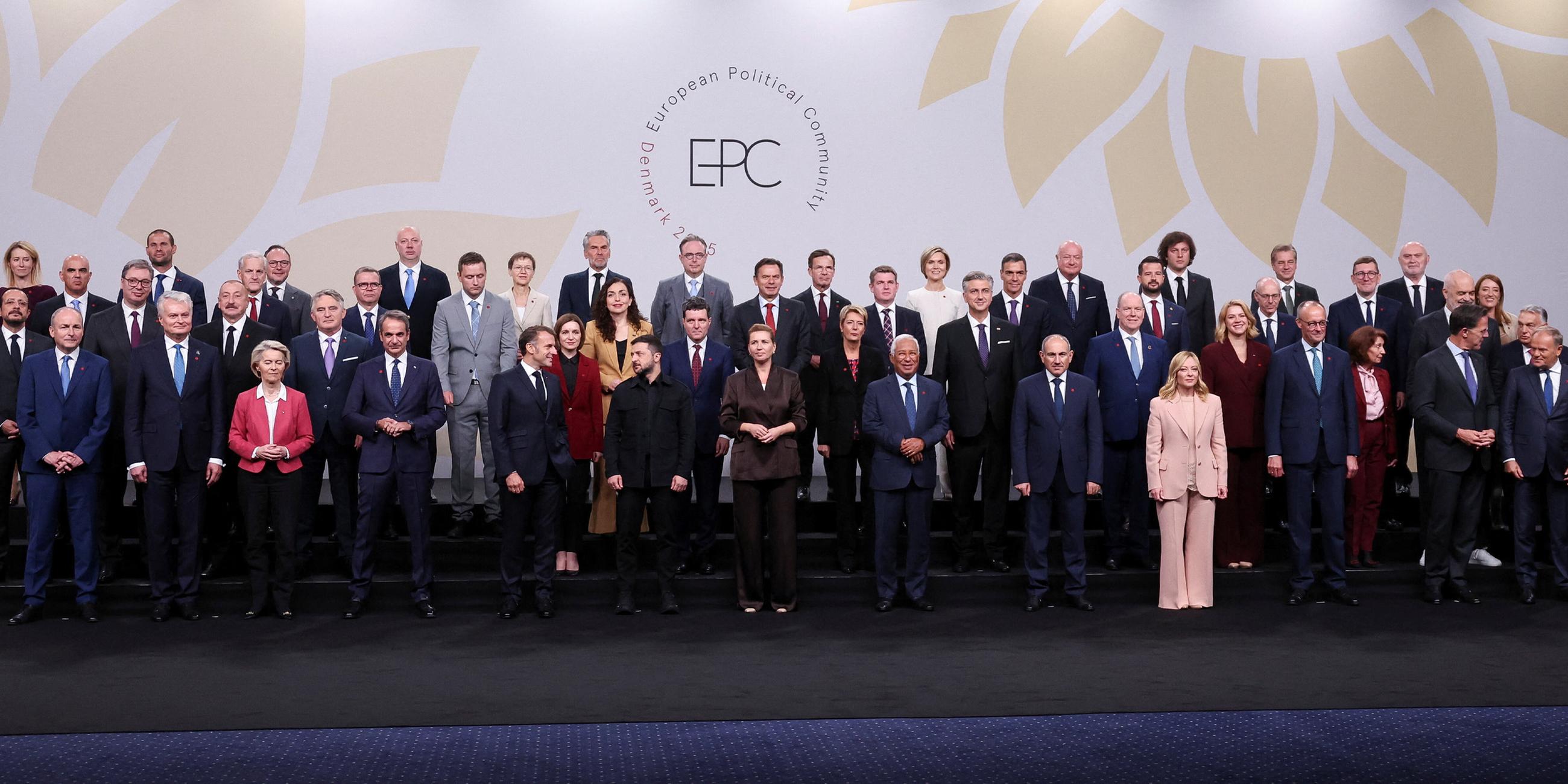 Europäische Staats- und Regierungschefs posieren am 2. Oktober 2025 im Bella Center in Kopenhagen für ein Gruppenfoto beim 7. Gipfel der Europäischen Politischen Gemeinschaft (EPG).