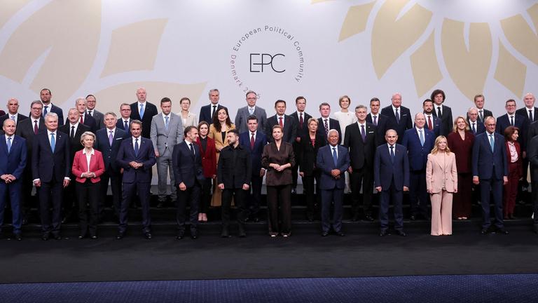 Europäische Staats- und Regierungschefs posieren am 2. Oktober 2025 im Bella Center in Kopenhagen für ein Gruppenfoto beim 7. Gipfel der Europäischen Politischen Gemeinschaft (EPG).
