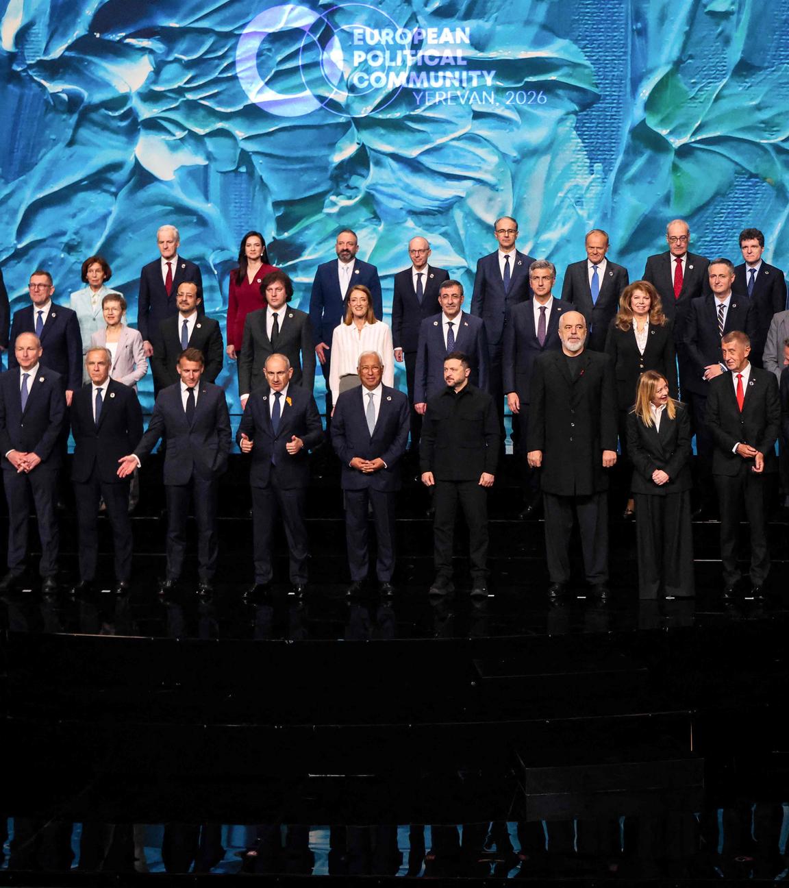 Die Teilnehmer des Treffens der EPG in der armenischen Hauptstadt Jerewan stehen zusammen für ein Foto.