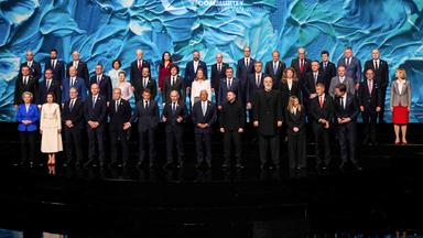 Die Teilnehmer des Treffens der EPG in der armenischen Hauptstadt Jerewan stehen zusammen für ein Foto.