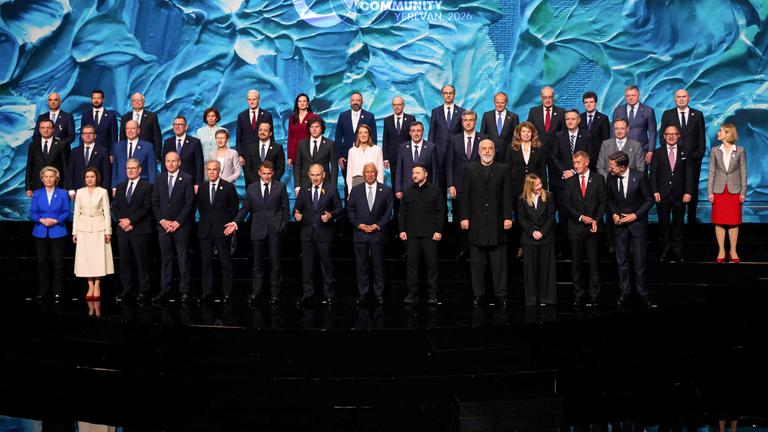 Die Teilnehmer des Treffens der EPG in der armenischen Hauptstadt Jerewan stehen zusammen für ein Foto.