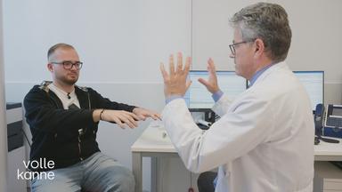 Arzt und Patient machen Übungen