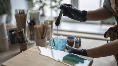 Aus Epoxidharz, Gips, Beton und Co: So gelingen DIY-Projekte