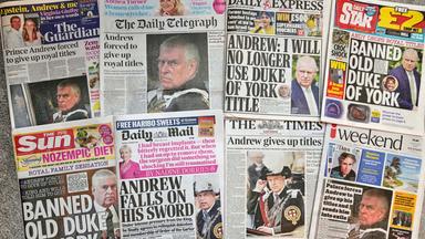 Großbritannien, London: Eine Auswahl britischer Zeitungen zeigt die Titelseiten und ihre Reaktionen auf die Ankündigung von Prinz Andrew, dass er seinen Titel Herzog von York und und die ihm verliehenen Ehren infolge der Epstein-Affäre nicht mehr führen wird.