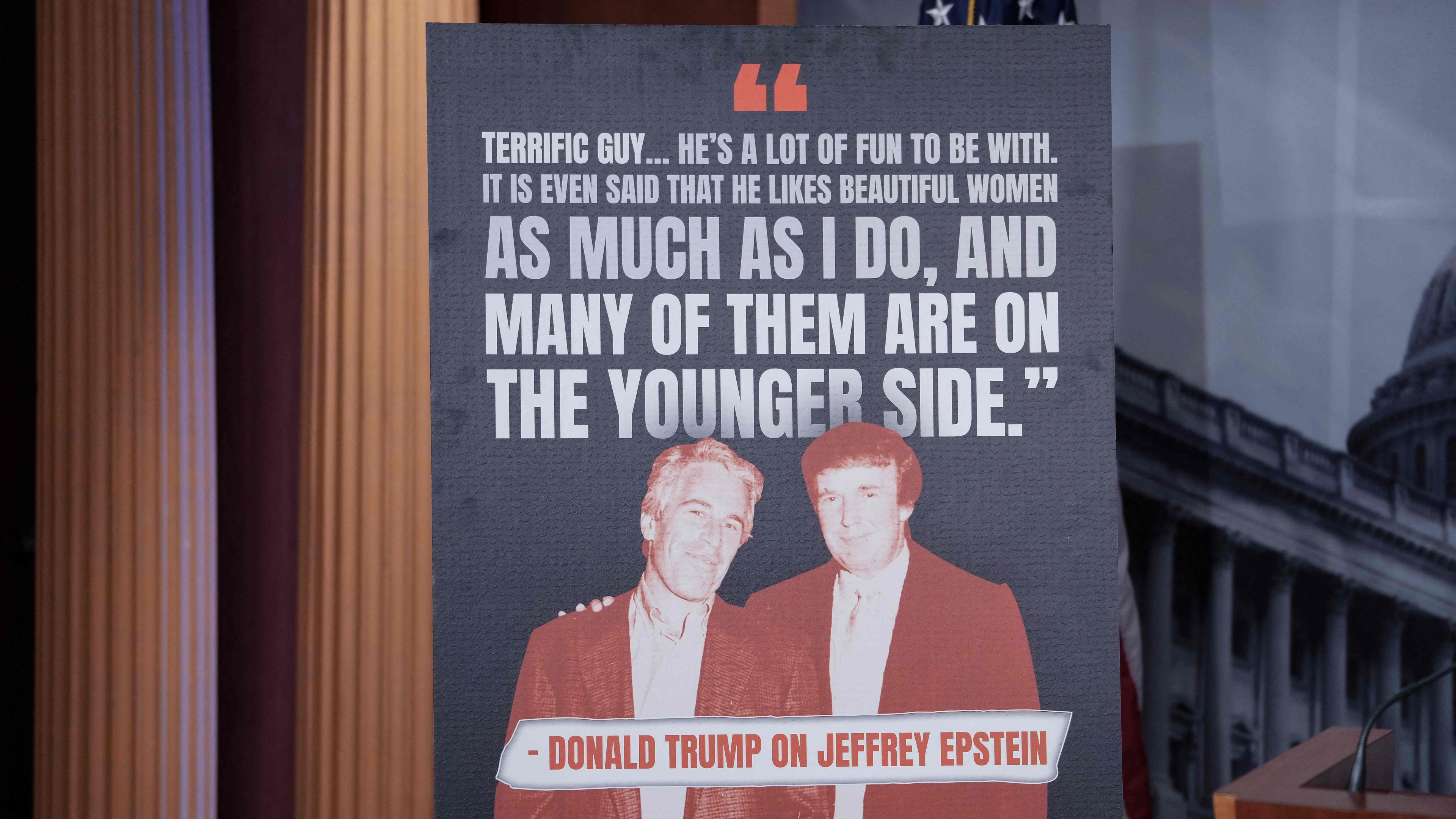 Ein Plakat zeigt Donald Trump zusammen mit Jeffrey Epstein
