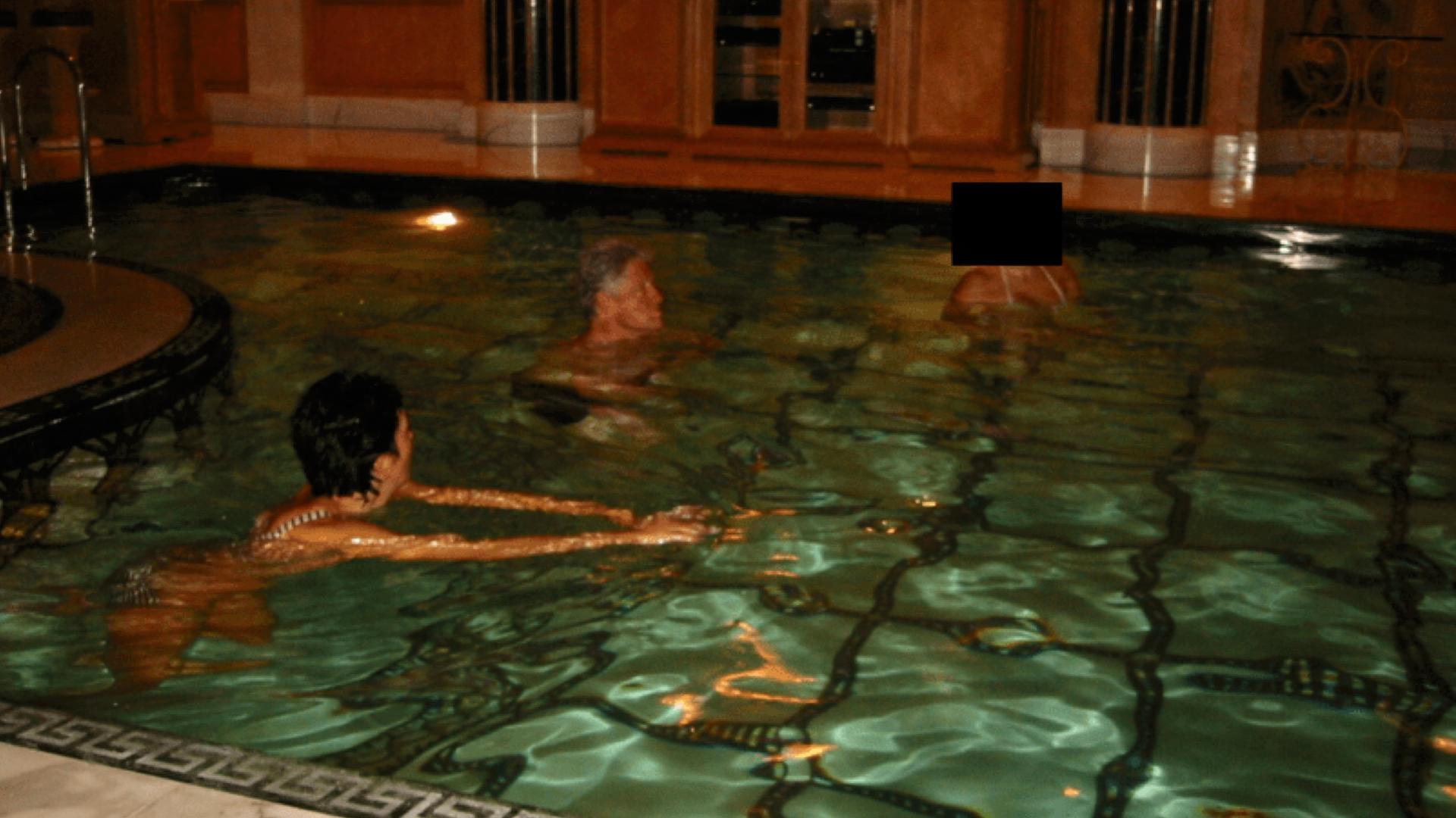 Ex-Präsident Bill Clinton schimmt mit Epstein Komplizin, Ghislaine Maxwell, und einer weiteren Person in einem Pool.