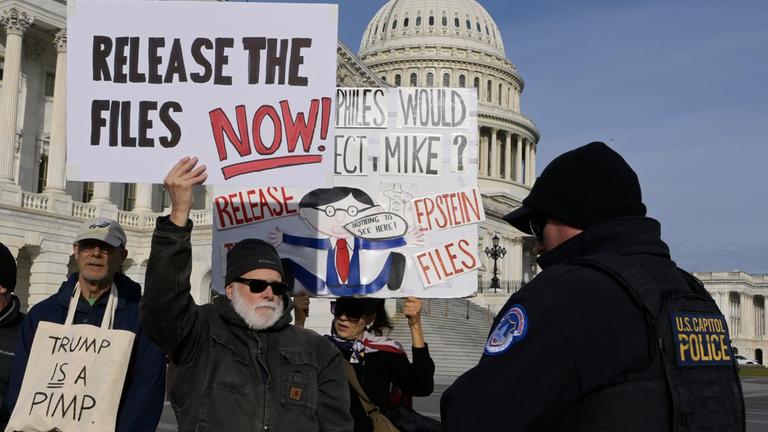 Protesitierende stehen vor dem Kapitol in Washington uund fordern die Freigabe der Epstein Akten