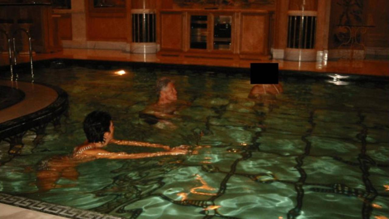 Epstein Files: Der ehemalige Präsident Bill Clinton in einem Swimmingpool mit Ghislaine Maxwell und einer Frau, deren Gesicht unkenntlich gemacht wurde.