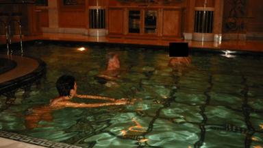 Epstein Files: Der ehemalige Präsident Bill Clinton in einem Swimmingpool mit Ghislaine Maxwell und einer Frau, deren Gesicht unkenntlich gemacht wurde.