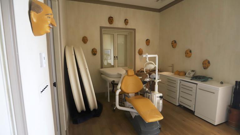 Archiv: Dieses undatierte Foto, das von den Demokraten im House Oversight Committee veröffentlicht wurde, zeigt ein Zimmer auf der Insel von Jeffrey Epstein auf den US Virgin Islands. 