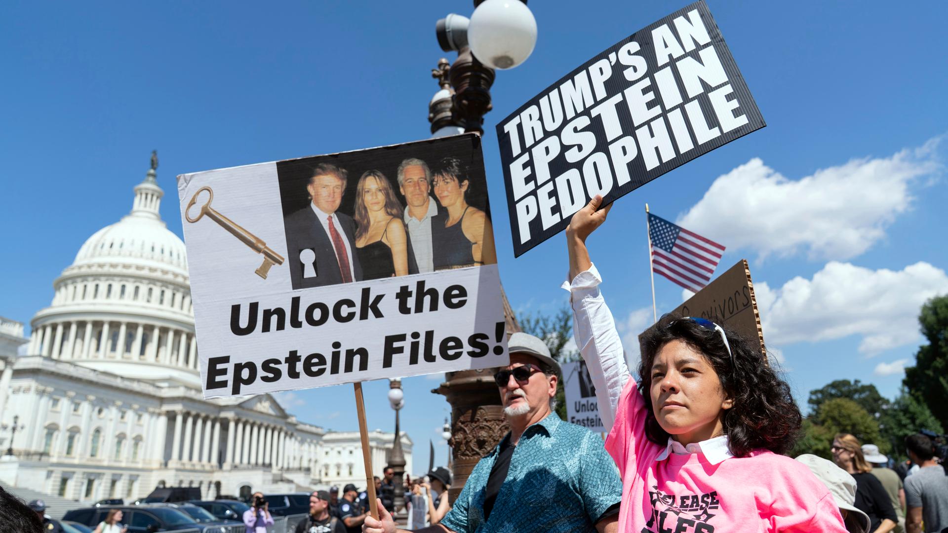 Demonstranten halten Transparente während einer Pressekonferenz vor dem US-Kapitol am 3. September 2025.