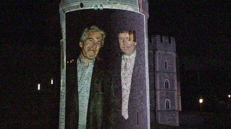 Archiv: Porträts von Jeffrey Epstein und Donald Trump. Dieses Standbild aus einem AFP-Video vom 16. September 2025, aufgenommen am 17. 9 2025, zeigt eine Projektion auf einen Turm von Schloss Windsor.
