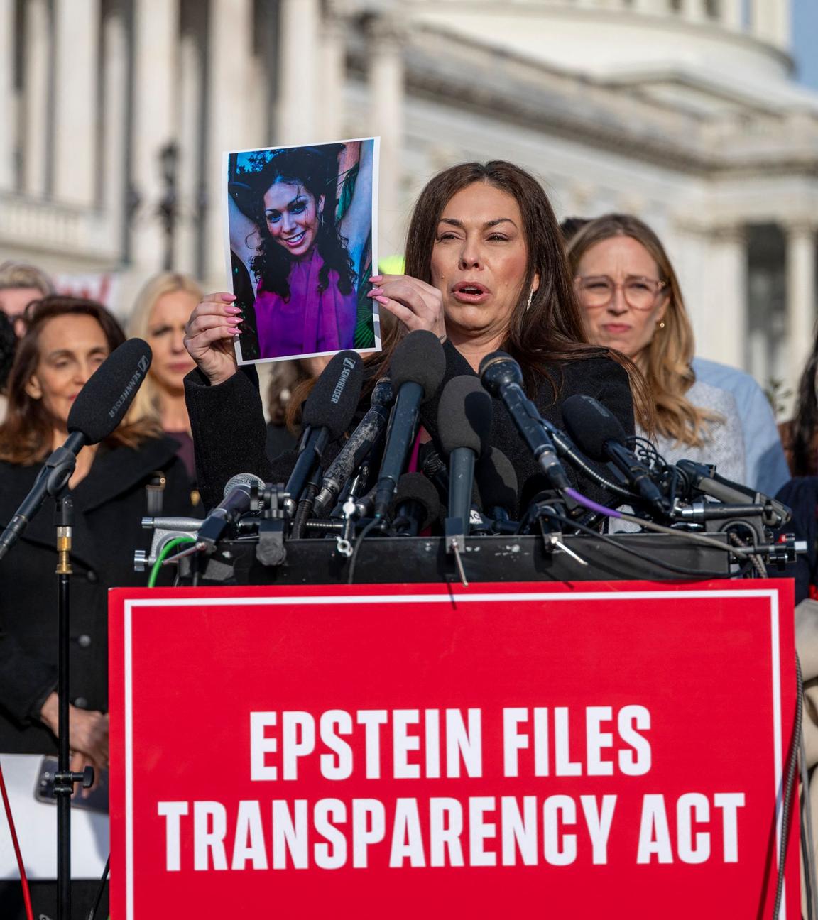 Epstein-Betroffene halten Pressekonferenz vor dem US-Kongress