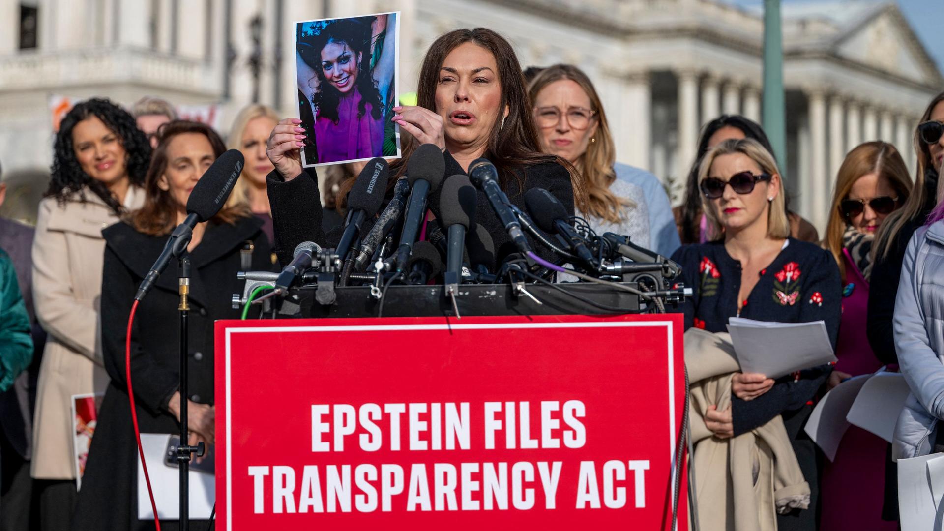 Epstein-Betroffene halten Pressekonferenz vor dem US-Kongress