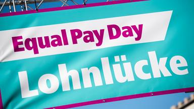 Banner mit der Aufschrift: "Equal Pay Day Lohnlücke"