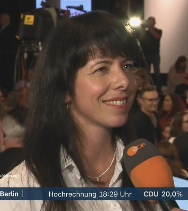 Linken-Spitzenkandidatin Elif Eralp mit einer Reaktion zur Abgeordnetenhauswahl in Berlin.